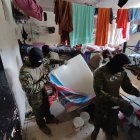 Objetos prohibidos encontrados durante el operativo, entre ellos celulares y armas artesanales, retirados de la cárcel de Loja.