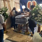 Los familiares de Diego Solís Villamar lloraban sobre su ataúd.