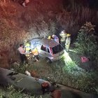 El vehículo liviano quedó fuera de la vía principal tras caer a un barranco en la Vía a la Costa.