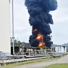 Bomberos y personal de emergencia combaten las llamas en la Refinería de Esmeraldas.