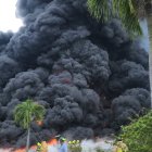 Bomberos combaten un intenso incendio en Esmeraldas, mientras densas columnas de humo se elevan sobre la ciudad y equipos de emergencia trabajan para contener las llamas.