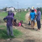 Vecinos han intentado ayudar a aquel hombre, pero la acepta y luego la desperdicia.