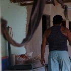 Como un león enjaulado, al sentirse atrapado y con la impotencia de no poder hacer nada para cuidar también de su hija, Rodrigo camina hacia su habitación para esperar la llegada de la noche, cuando anhela comunicarse con su esposa.