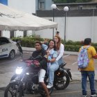 Hinchas de Barcelona van en moto para llegar al estadio.