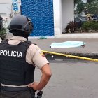 Agentes de la Policía Judicial acordonan la escena del crimen en las calles Colón y Salinas, donde fue asesinado a tiros el joven Jair Daza.