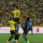 Barcelona SC y Guayaquil City jugando en la Noche Amarilla 2026.