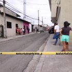 Los vecinos se acercaron al límite de la escena para observar el procedimiento de la Policía.