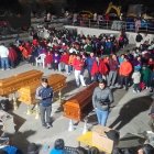 Familiares y vecinos acompañaron al funeral de las víctimas en la comunidad de Calhuasig Grande, Quisapincha.