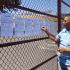 Freddy Rojas busca en el estadio de Aucas, a algún dirigente para entregar una notificación..