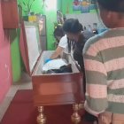 Dolientes acompañan el velorio de Pedro Márquez Cabeza, exárbitro de fútbol, en una vivienda del barrio Aire Libre, donde se le rinde homenaje póstumo.