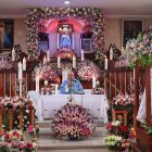 En el altar de la iglesia de la parroquia La Candelaria hay dos imágenes de la Virgen, la original permanece en el altar y la otra es llevada a las procesiones.
