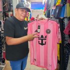 Manuel Guambo dice que los seguidores de Messi, busca las camisetas en la Bahía de Guayaquil.
