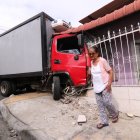 Camión se estrelló en vivienda de adulta mayor en Guayaquil.