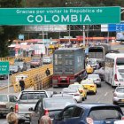 Fotografía que muestra vehículos transitando por el Puente Internacional de Rumichaca, el principal paso fronterizo entre Colombia y Ecuador.