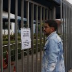 En la puerta de la matriz de la ANT hay un cartel que solo menciona la atención en el Registro Mercantil, cuyas oficinas están en el mismo predio.