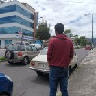 El propietario del vehículo permanece hospitalizado tras sufrir fracturas en su pierna durante el atropello, aseguró su hijo.