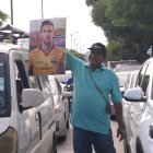 Fabricio Villón vende cuadros de Messi luciendo la camiseta de Barcelona.