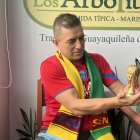 Juan Carlos Bustamante y el trofeo de la Copa del Mundo que la compró en Rusia 2018.