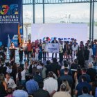 Aquiles Álvarez posa junto con el reconocimiento a a ciudad de Guayaquil.