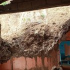 “Bomberos inspeccionan una vivienda afectada por deslizamiento en el barrio 20 de Noviembre, donde las lluvias intensas han puesto en riesgo a varias familias.