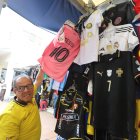 Pedro Loor, comerciante de la Bahía, muestra la camiseta de Lionel Messi, delantero del Inter Miami.