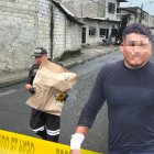 El chaleco que llevaba  el agente municipal fue retirado por la policía como evidencia.