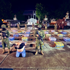 Personal de las Fuerzas Armadas custodia las 1,5 toneladas de droga incautadas en el operativo de Tosagua, Manabí.