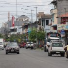 Vista de la calle principal de la parroquia La Unión, en Quinindé, donde el comercio y el tránsito reflejan la dinámica cotidiana de la comunidad.