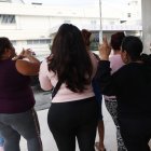 Madres de pacientes miran impotentes la fachada del hospital, buscando ser escuchadas ante las aparentes precarias condiciones.