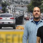 El cadáver de Trevor Harding quedó junto al vehículo tras ser atacado. Su contador manejaba el carro. Se recogieron 22 indicios balísticos.