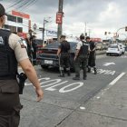 La Policía llegó al lugar para realizar las pericias correspondientes. El cuerpo quedó junto al vehículo.