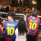 Hinchas recibieron a Messi en el hotel Oro Verde.