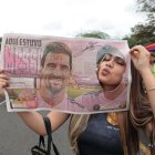 Michelle una lectora de EXTRA con la foto de Messi que salió en EXTRA.