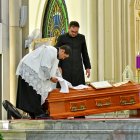 Terminada la misa, retiraron las insignias colocadas sobre el ataúd.