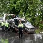 El vehículo Chevrolet en el que viajaban los jóvenes hacia Guayaquil fue remolcado por una grúa.
