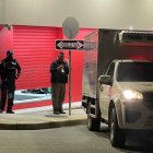 Christian Narváez Flores quedó junto a la puerta del negocio, en el interior del local.