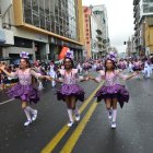 Niños de 35 unidades educativas llenaron de color y fantasía la avenida Cevallos durante el pregón de las Bodas de Diamante.