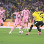 Lionel Messi dejó espectáculo y gol sobre la cancha del Monumental.