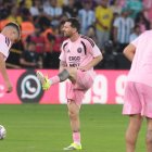 Lionel Messi realiza su calentamiento previo al partido entre Inter Miami y Barcelona SC.