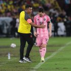 Lionel Messi y el técnico de Barcelona, César Farías, durante el cotejo.