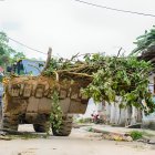 Con maquinaria municipal retiraban los restos y deshechos dejados por la inundación.