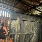 Interior de la vivienda afectada en el recinto Palma Real, parroquia San Gregorio, donde las paredes de madera muestran huellas del incendio que dejó a una familia sin hogar.