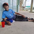 Don Luis Antonio Cedeño Gómez, adulto mayor desorientado, permanece desde hace días en la vereda de Quinindé, a la espera de ayuda institucional.