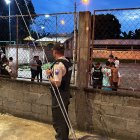 Moradores relataron que escucharon al menos 20 detonaciones de arma de fuego.