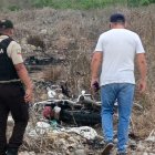 Los agentes descubrieron una moto abandonada cerca del sitio donde se encontró a un hombre muerto.