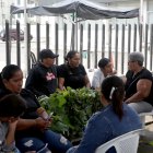 Familiares de las víctimas llegaron al lugar para iniciar los trámites y realizar el reconocimiento de los cuerpos.