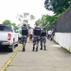 Familiares de las víctimas acudieron a la morgue de la ciudad para retirar los cuerpos.