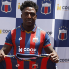 Roberto 'La Tuka' Ordóñez posa con la camiseta número 17 de Deportivo Quito durante su presentación oficial.