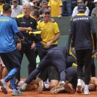 Jugadores e integrantes del cuerpo técnico de Ecuador celebran la clasificación a la segunda ronda tras ganar ante Australia el partido de dobles.