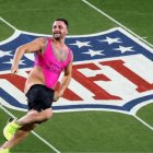 Este hombre ingresó durante el Gran Tazón y obligó al equipo de seguridad a reaccionar.